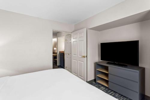 Télévision ou salle de divertissement dans l'établissement Country Inn & Suites by Radisson, Portage, IN