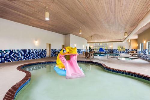 Piscine de l'établissement Country Inn & Suites by Radisson, Portage, IN ou située à proximité