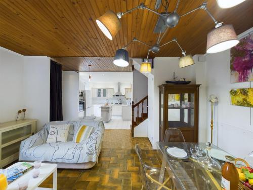 un salon avec un canapé et une table dans l'établissement Maison pour 5 - 50m du front de mer, à Penmarcʼh