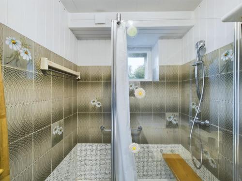 une salle de bain avec une douche avec une porte vitrée dans l'établissement Maison pour 5 - 50m du front de mer, à Penmarcʼh