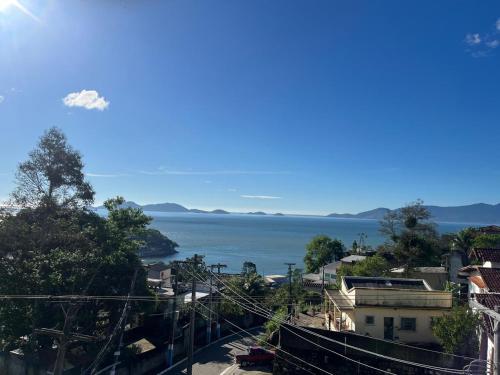 a view of the ocean from a city at Moradas de Ibicuí - Apartamentos com vista para o mar in Mangaratiba