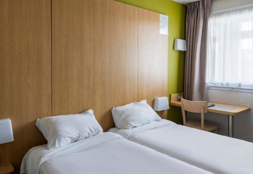 Ένα ή περισσότερα κρεβάτια σε δωμάτιο στο B&B HOTEL Troyes Barberey