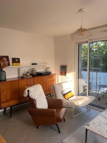 un salon avec un canapé et une chaise dans l'établissement Men Konk, à Concarneau