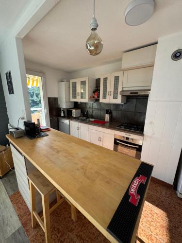 - une cuisine avec une table en bois dans une chambre dans l'établissement Le Ramengao, à Roquebrune-Cap-Martin
