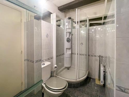 une salle de bain blanche avec toilettes et douche dans l'établissement La Dolce Vita 6 Pers Parcheggio Terrazza, à Nice