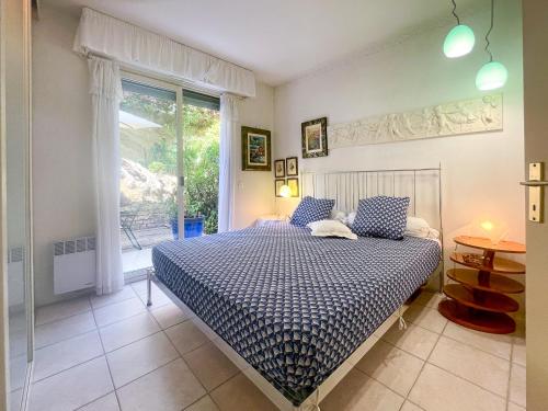une chambre avec un lit et une grande fenêtre dans l'établissement La Dolce Vita 6 Pers Parcheggio Terrazza, à Nice