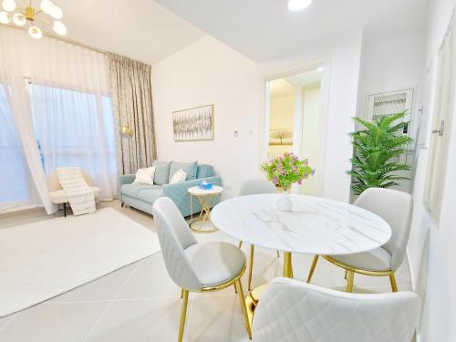 Posezení v ubytování Harf1608 Al Reem Island Stylish 1BR W Balcony