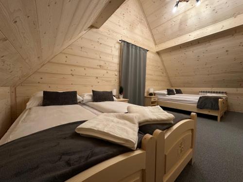 Ένα ή περισσότερα κρεβάτια σε δωμάτιο στο Osada Groń