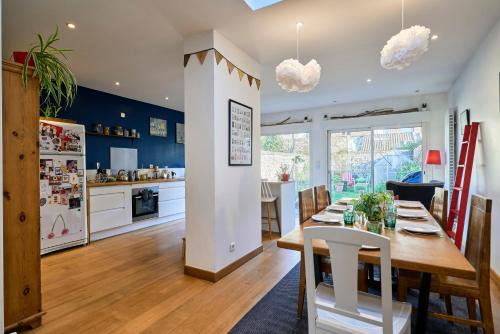 une cuisine et une salle à manger avec une table et des chaises dans l'établissement La Briqueterie - Les Demeures d'Adrien, à Lille