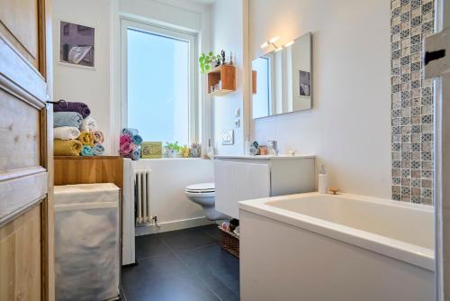une salle de bain avec une baignoire, des toilettes et un lavabo dans l'établissement La Briqueterie - Les Demeures d'Adrien, à Lille