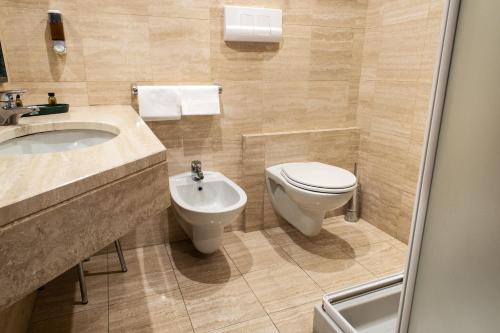 Bilik mandi di Hotel Alga