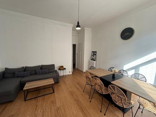 un salon avec un canapé, une table et des chaises dans l'établissement Grand appartement idéalement placé près du stade Vélodrome, à Marseille