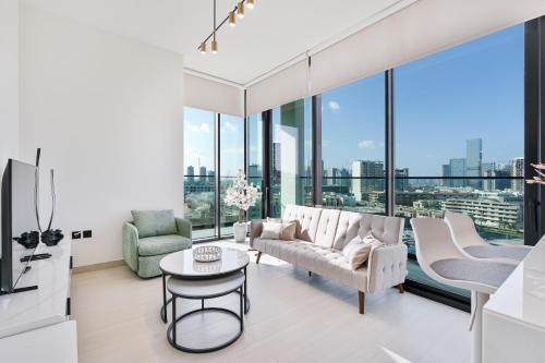 Savis Home - Enjoy the City Skyline View 1BR in Binghatti Venus JVC