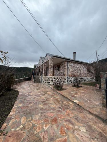a stone house with a stone driveway at 3Mozaiket Voskopoje in Voskopojë
