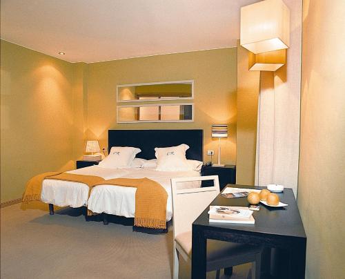 a hotel room with a bed and a desk at Hotel Casa El Rapido in Felechosa