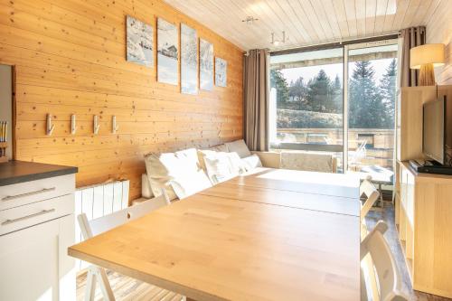 - une cuisine et une salle à manger avec une table et un canapé dans l'établissement Bouton d'Or - Station de ski à pied, à Chamrousse