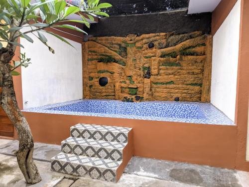a jacuzzi tub in the corner of a house at de Senthongs in Adi Sutjipto