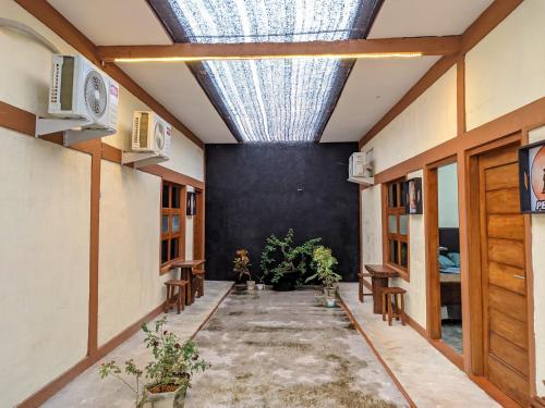 a hallway with chairs and a ceiling at de Senthongs in Adi Sutjipto