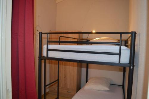 quelques lits superposés dans une chambre dans l'établissement Appart studio cabine 4 couchages BANYULS SUR MER BN280-A67, à Banyuls-sur-Mer