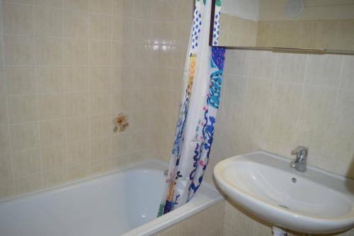 une salle de bain avec un lavabo, une baignoire et une douche dans l'établissement Appart studio cabine 4 couchages BANYULS SUR MER BN280-A67, à Banyuls-sur-Mer