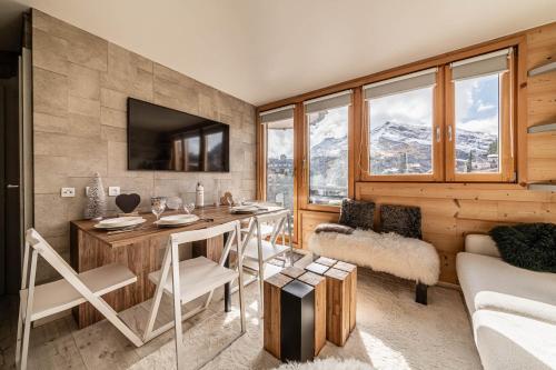 un salon avec une table et un canapé dans l'établissement Les Cimes - Immodreams - Avoriaz, à Avoriaz