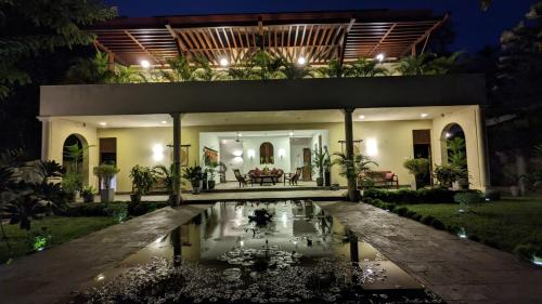 Taman di luar Khomba Lodge
