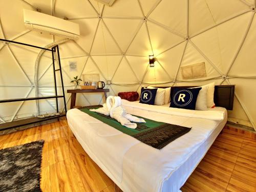 Postel nebo postele na pokoji v ubytování Phnom Tbeng Resort