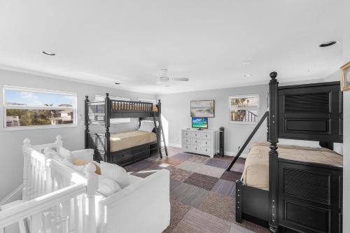 Ένα ή περισσότερα κρεβάτια σε δωμάτιο στο Unique waterfront home in Olde Marco with pool/deck