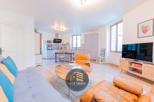 un salon avec un canapé et une table dans l'établissement Le Garden City - T4 avec Terrasse, à Grenoble