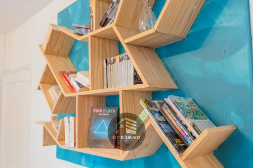 une étagère dans une chambre avec des étagères en bois dans l'établissement Le Garden City - T4 avec Terrasse, à Grenoble