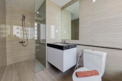 Koupelna v ubytování Spacious and Lavish 3BR at Hillcrest House Apartment By Travelio