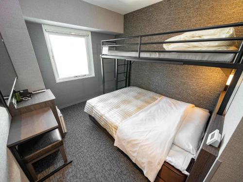 a bedroom with a bunk bed and a bed gmaxwell gmaxwell gmaxwell gmaxwell gmaxwell at SUPER HOTEL Ikebukuro West Natural Hot Spring in Tokyo