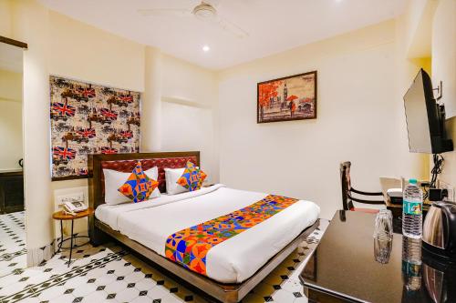 En eller flere senge i et værelse på FabHotel Corporate Rooms Vakola, Santacruz East