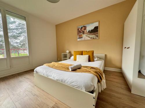 une chambre avec un grand lit et une fenêtre dans l'établissement Le Winston Churchill, Rennes Ouest, à Rennes