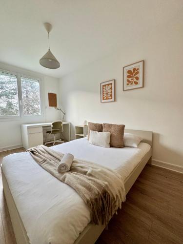 レンヌにあるLe Winston Churchill, Rennes Ouestの部屋の中に大きなベッドがある寝室