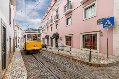 Tram 28 cozy apartment in Alfama