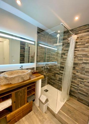 une salle de bain avec un lavabo et une douche dans l'établissement Appartement 8 personnes 3 chambres 1 750 m altitude, à Chamrousse