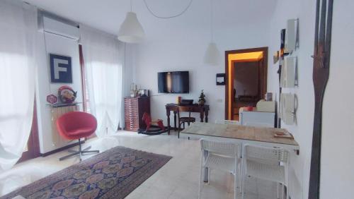 una sala de estar con una mesa y sillas en Holiday Home Bergamo 1, en Bérgamo