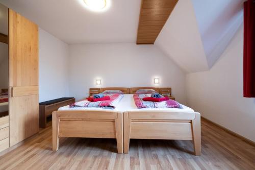 a bedroom with a bed with pink pillows on it at Ferienwohnungen im Herzen des Renchtals in Oppenau