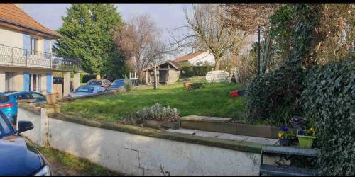 une cour avec des voitures garées dans une maison dans l'établissement Les 4 chênes - T2 refait à neuf, à Le Pont-de-Beauvoisin
