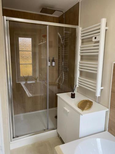 Ένα μπάνιο στο Chambre familiale indépendante avec salle de bain privée