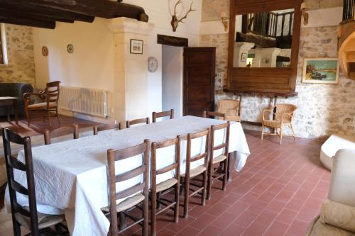 typical mas provençal with swimming pool in a small hamlet near mouriès in the alpilles in provence- 8 personsにあるシーティングエリア