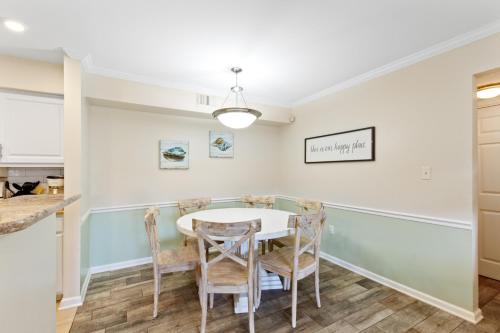 une salle à manger avec une table et des chaises dans l'établissement Colony Club H6, à Gulf Shores