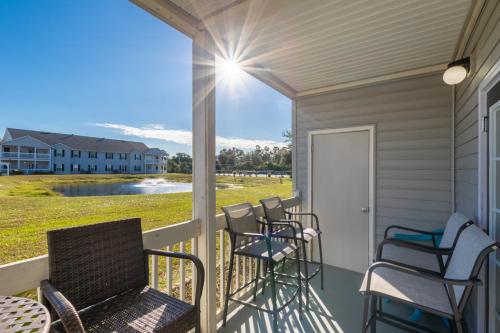 d'un balcon avec des chaises et une vue sur une maison. dans l'établissement Colony Club H6, à Gulf Shores