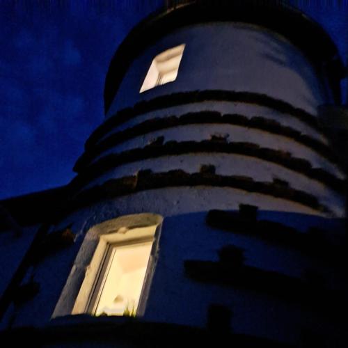 un grand bâtiment avec une fenêtre la nuit dans l'établissement LA MAISON D'ALPHONSE, charmante, centre historique 4-6pers, à Quimperlé