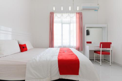 Ένα ή περισσότερα κρεβάτια σε δωμάτιο στο RedDoorz near Lampung City Mall
