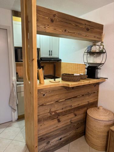 - une cuisine avec un comptoir en bois dans l'établissement Studio 4 personnes rénové La Rosière, à La Rosière
