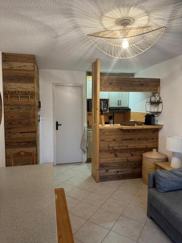 - un salon avec un canapé et un plafond dans l'établissement Studio 4 personnes rénové La Rosière, à La Rosière