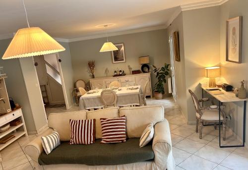 un soggiorno con un divano e un tavolo di Demeure de l'Estuaire a Plassac