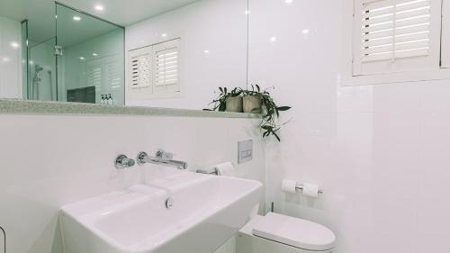 Ein Badezimmer in der Unterkunft 1770 Getaway Villas